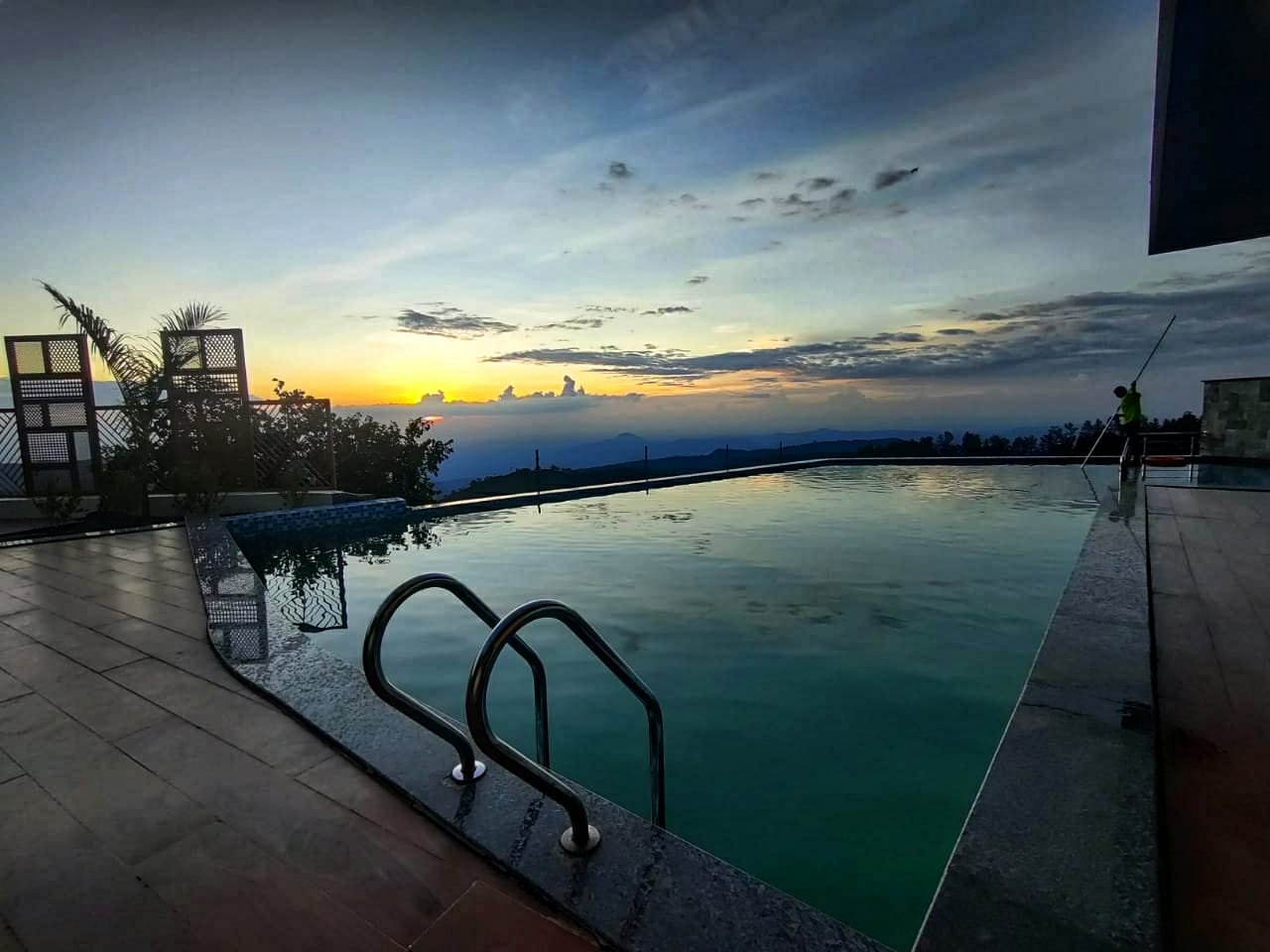 Infinity Pool Bliss, Highlights at Mount Pico